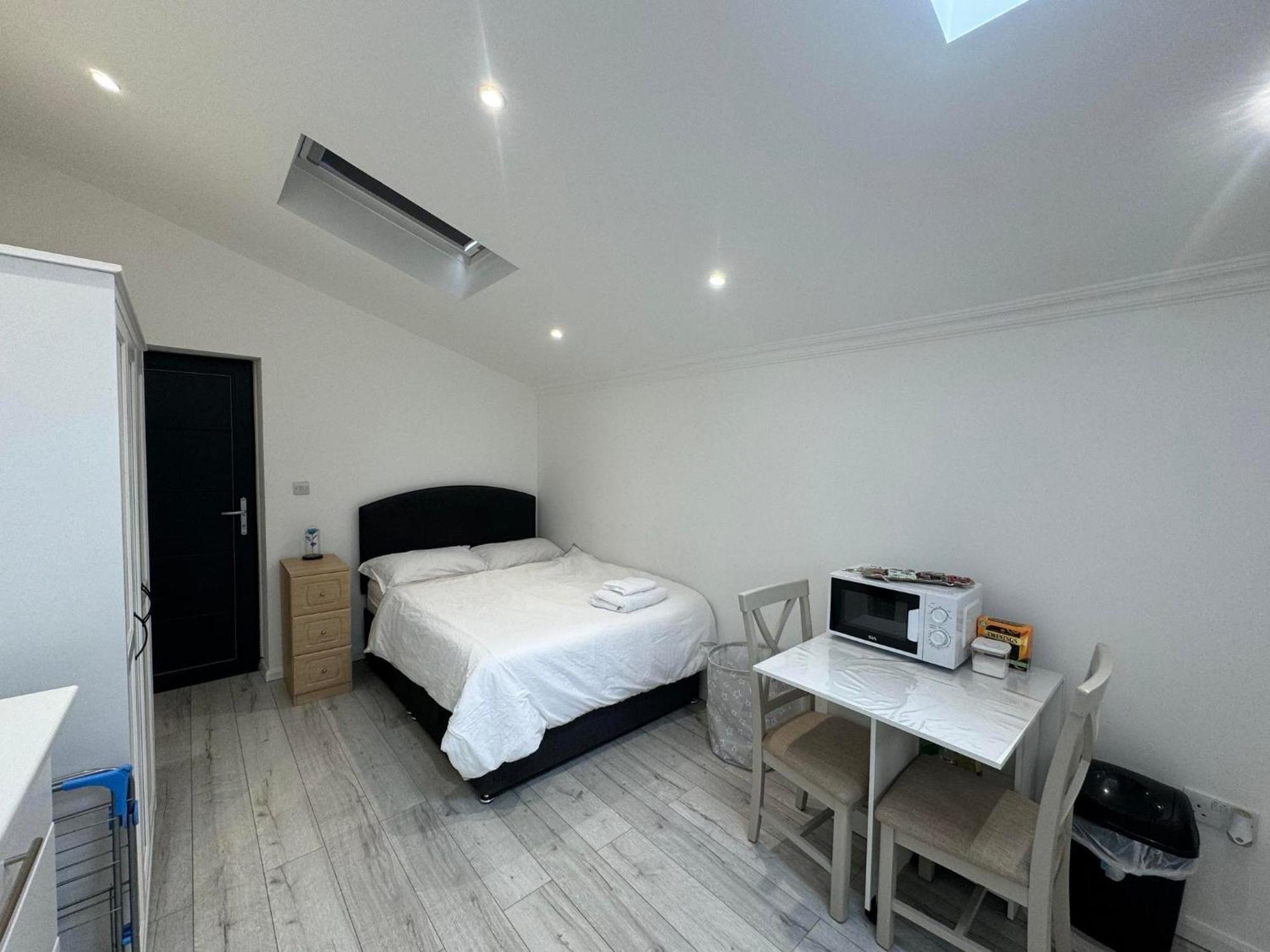 Studio Room Next To Gatwick Crawley  Exterior photo
